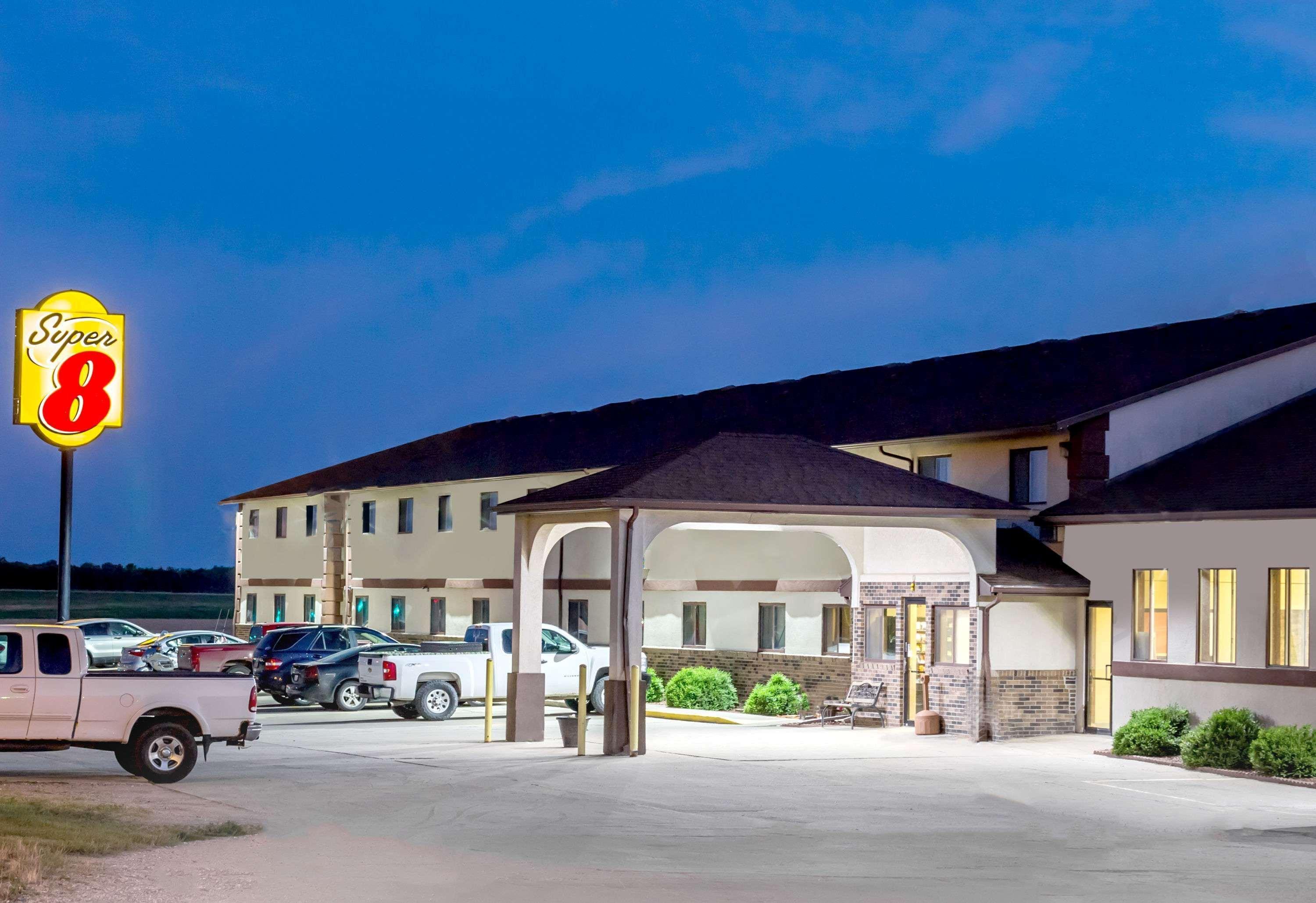 Super 8 By Wyndham Grinnell Ia Exterior foto