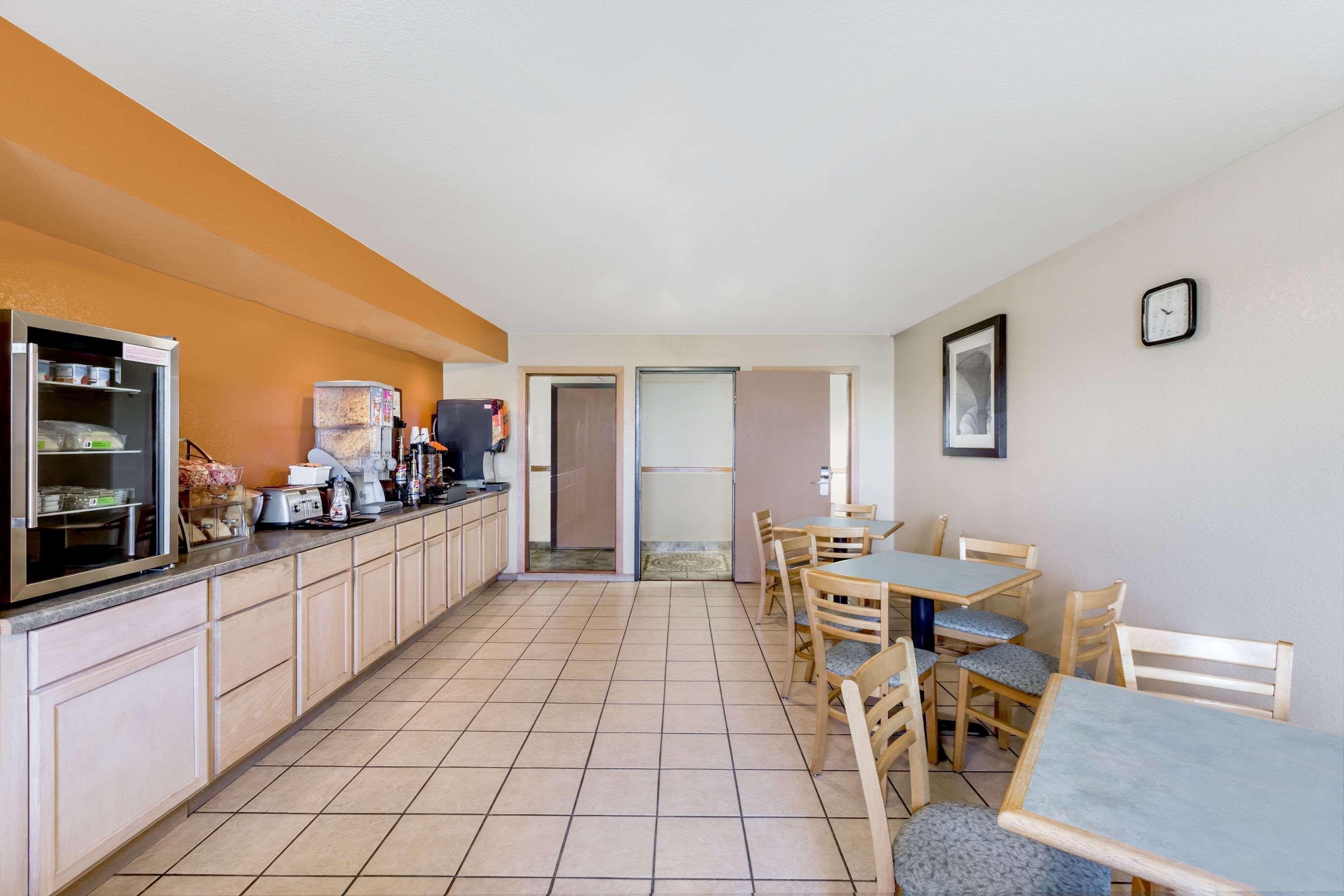 Super 8 By Wyndham Grinnell Ia Exterior foto